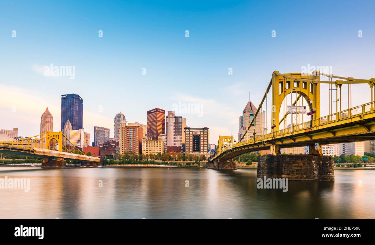 Pittsburgh, Pennsylvanie, USA : 8-21-17. pittsburgh skyline at sunset avec reflet dans l'eau. Banque D'Images
