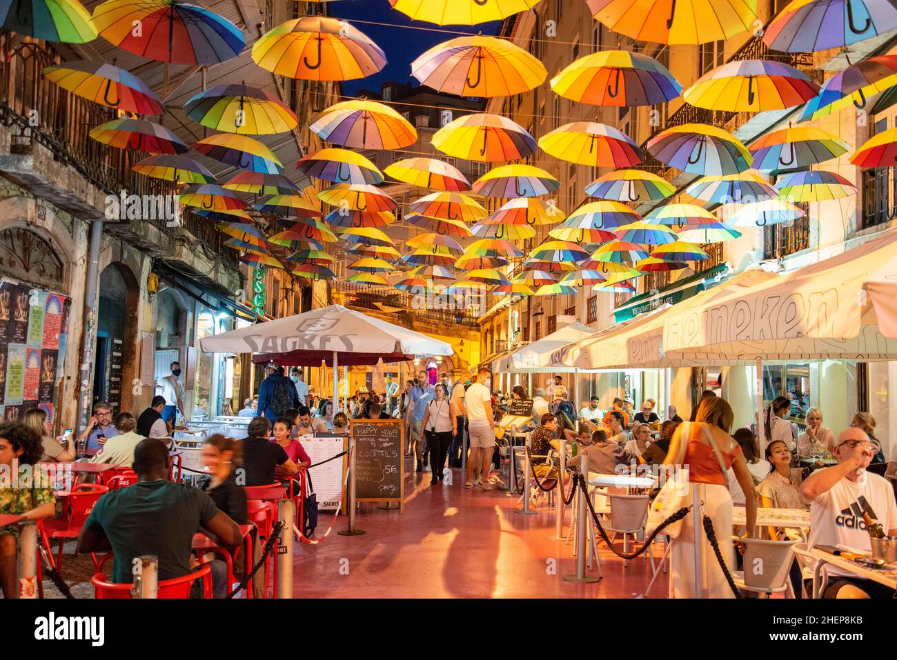 Parapluies arc-en-ciel à la rue Party de Nova do Carvalho à Baixa dans la  ville de Lisbonne au Portugal.Portugal, Lisbonne, octobre 2021 Photo Stock  - Alamy