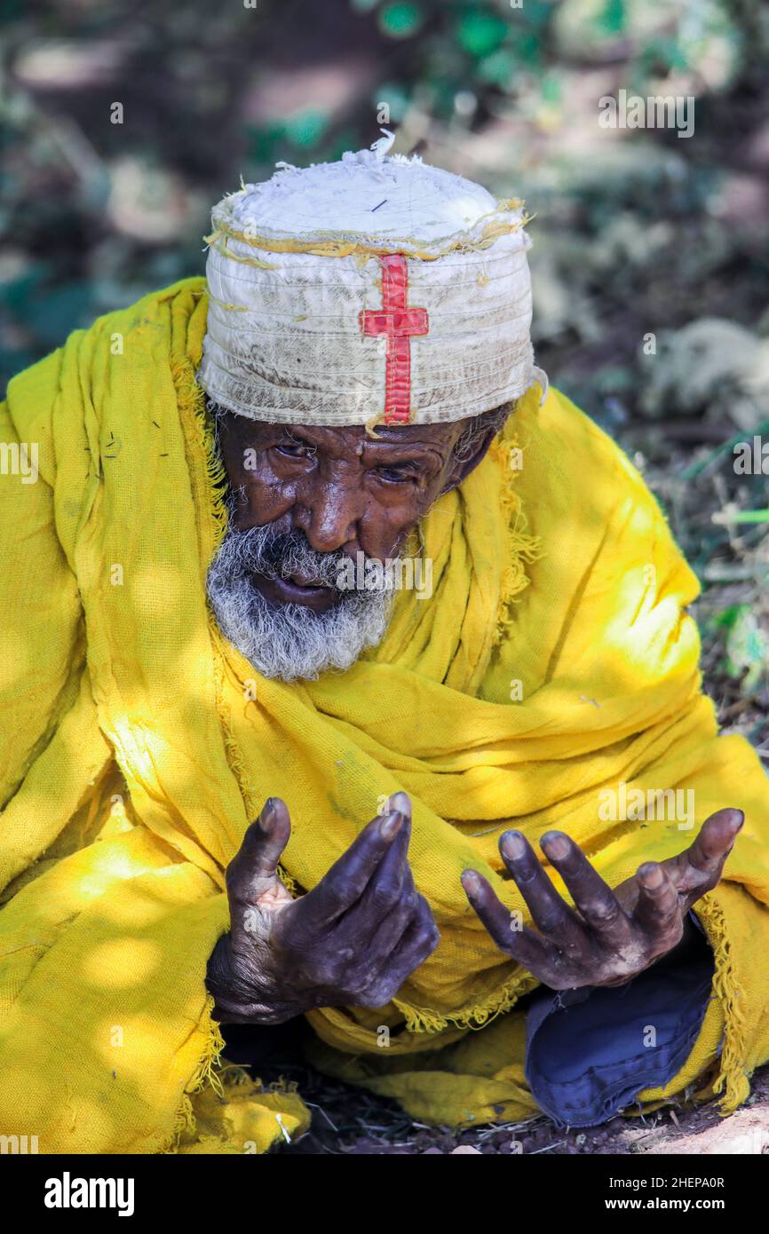 Prier les sans-abri dans les rues de l'une des villes les plus saintes d'Éthiopie, juste derrière Axum, et un centre de pèlerinage. Banque D'Images