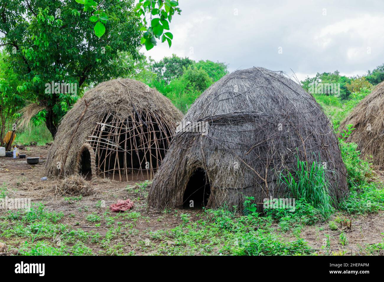 Maisons traditionnelles dans le village de la tribu Mursi, vallée d'Omo, Ethiopie Banque D'Images