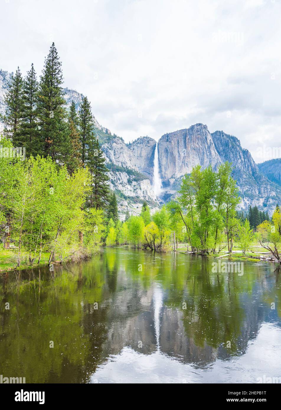 Vue sur El Capital et la falaise de la cathédrale avec le premier plan de la rivière, parc national de Yosemite, Californie, états-unis. Banque D'Images