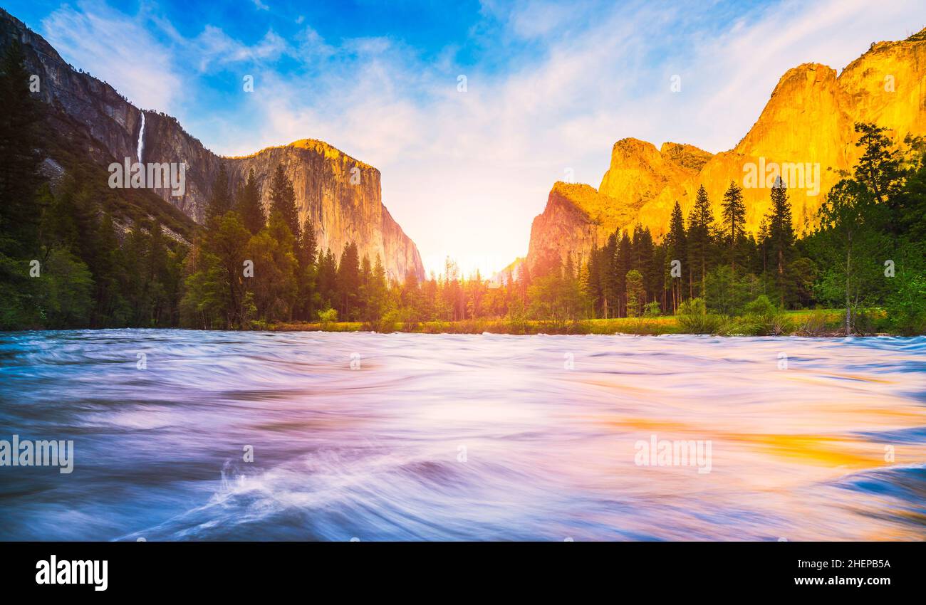 Yosemite National Park avec en premier plan la rivière,California,USA. Banque D'Images