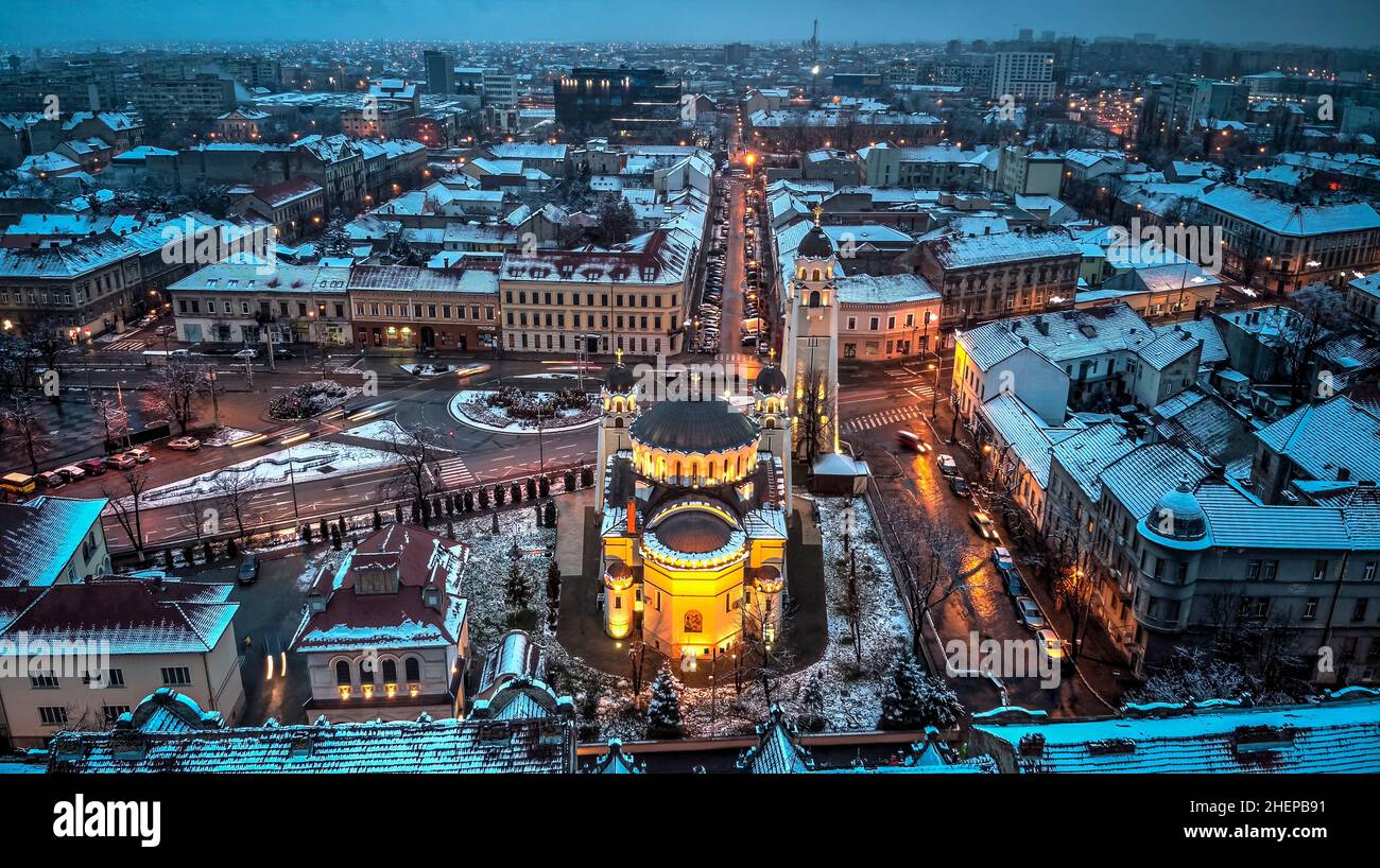 Vue aérienne de nuit avec l'église orthodoxe du district d'Iosfin de Timisoara.Photo prise le 9th janvier 2022 à Timisoara, comté de Timis, Roumanie. Banque D'Images