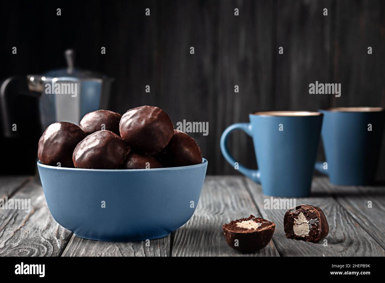 Boules de chocolat noir farcies de guimauves sur fond de bois Banque D'Images