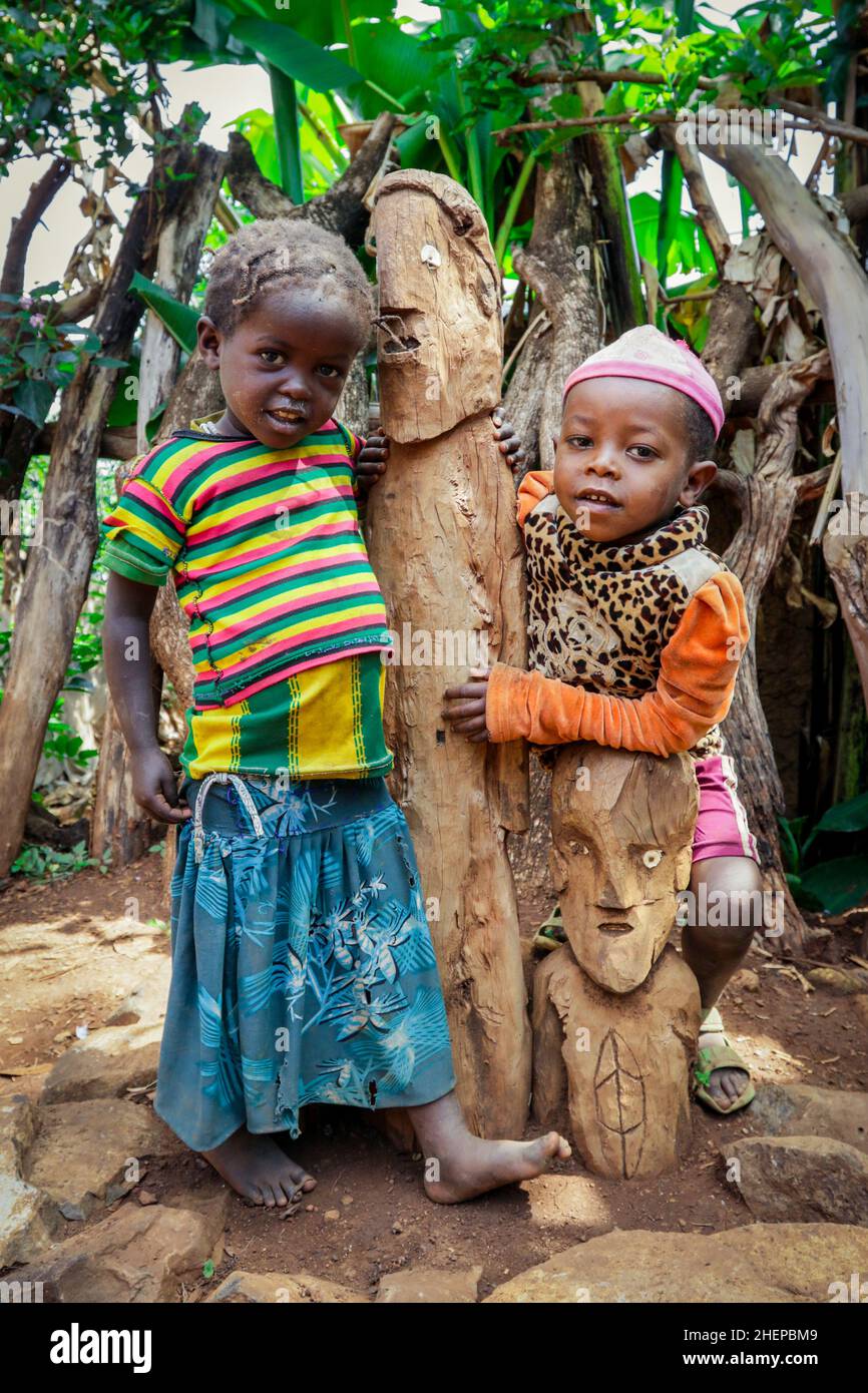 Jeunes enfants africains mignons dans le village tribal traditionnel de Konso Banque D'Images