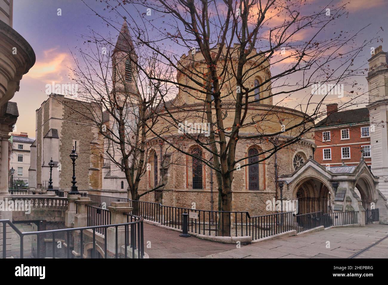 Temple Church au coucher du soleil - cette église ronde de Temple, Londres, a été construite par les Templiers et présentée dans le film Da Vinci Code Banque D'Images