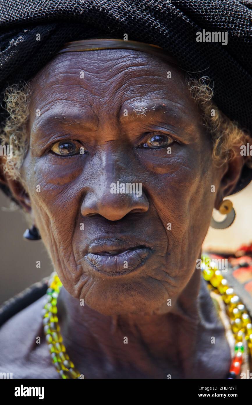Portrait en gros plan de la vieille femme Konso africaine authentique avec le turban noir et collier dans le village tribal local Banque D'Images