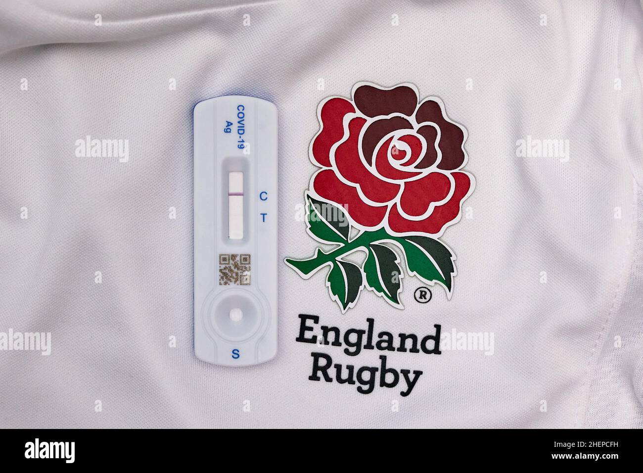 Test Covid-19 Lateral Flow sur un maillot de rugby de l'Angleterre Banque D'Images