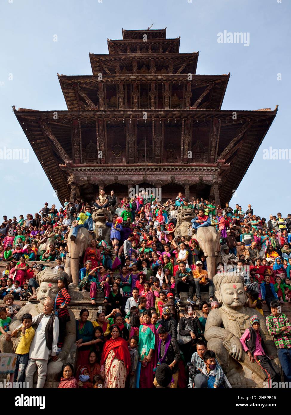 Le temple de Nyatapola à Bhaktapur regorge de gens du coin qui célèbrent le festival du nouvel an de Bisket Jatra. Banque D'Images