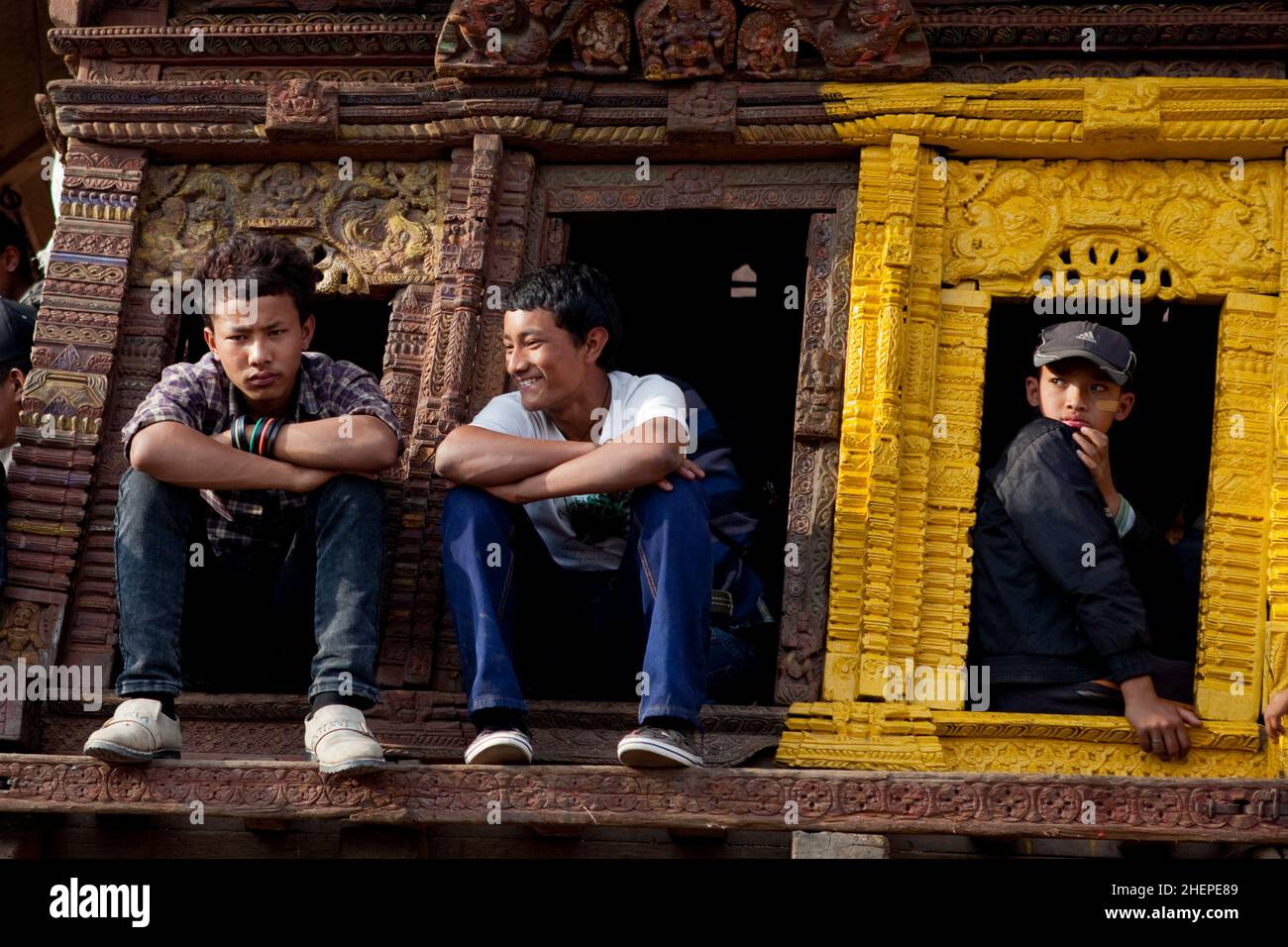 Les enfants locaux grimpent à bord d'un char cérémonial pendant une pause à Bisket Jatra (nouvel an népalais) dans la ville de Bhaktapur, classée au patrimoine mondial de l'UNESCO. Banque D'Images