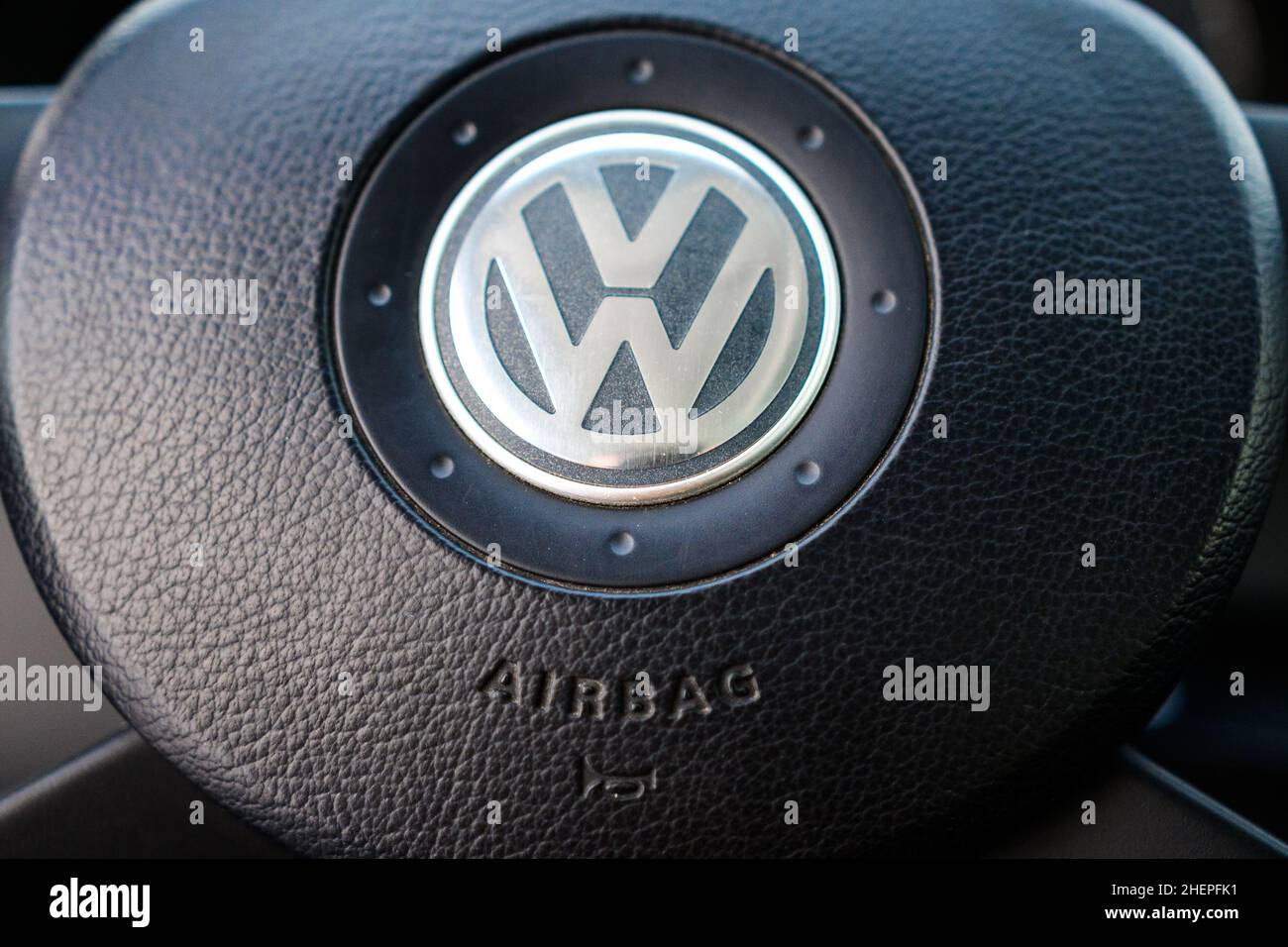 Dolyna, Ukraine 22 décembre 2021: Volkswagen Touran volant de production 2006, gros plan avec icône de concessionnaire, compo volant de direction Banque D'Images