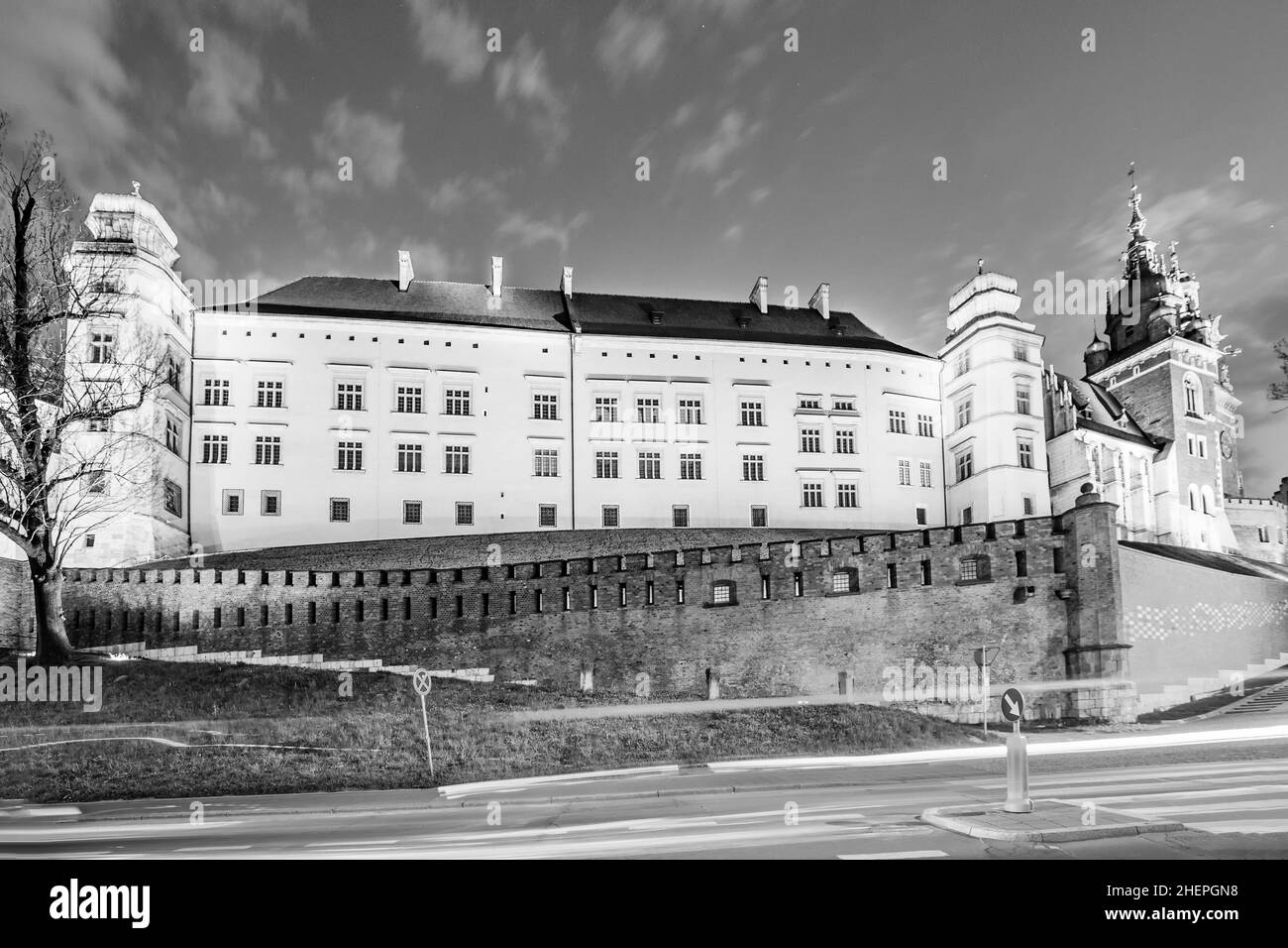 Colline de Wawel illuminée de nuit à Cracovie, en Pologne Banque D'Images