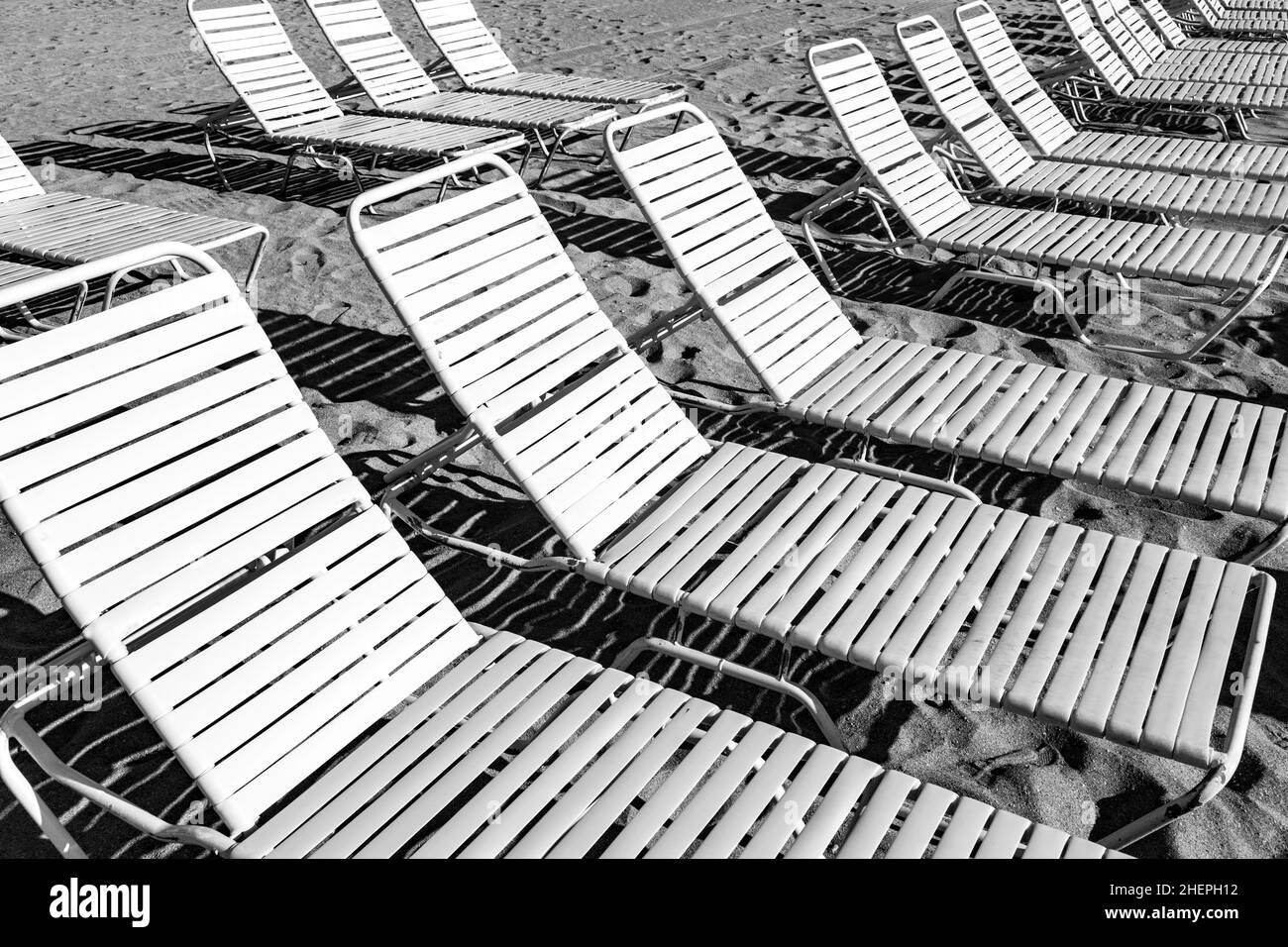 nombreux salons et parasols sur la plage, jour ensoleillé Banque D'Images