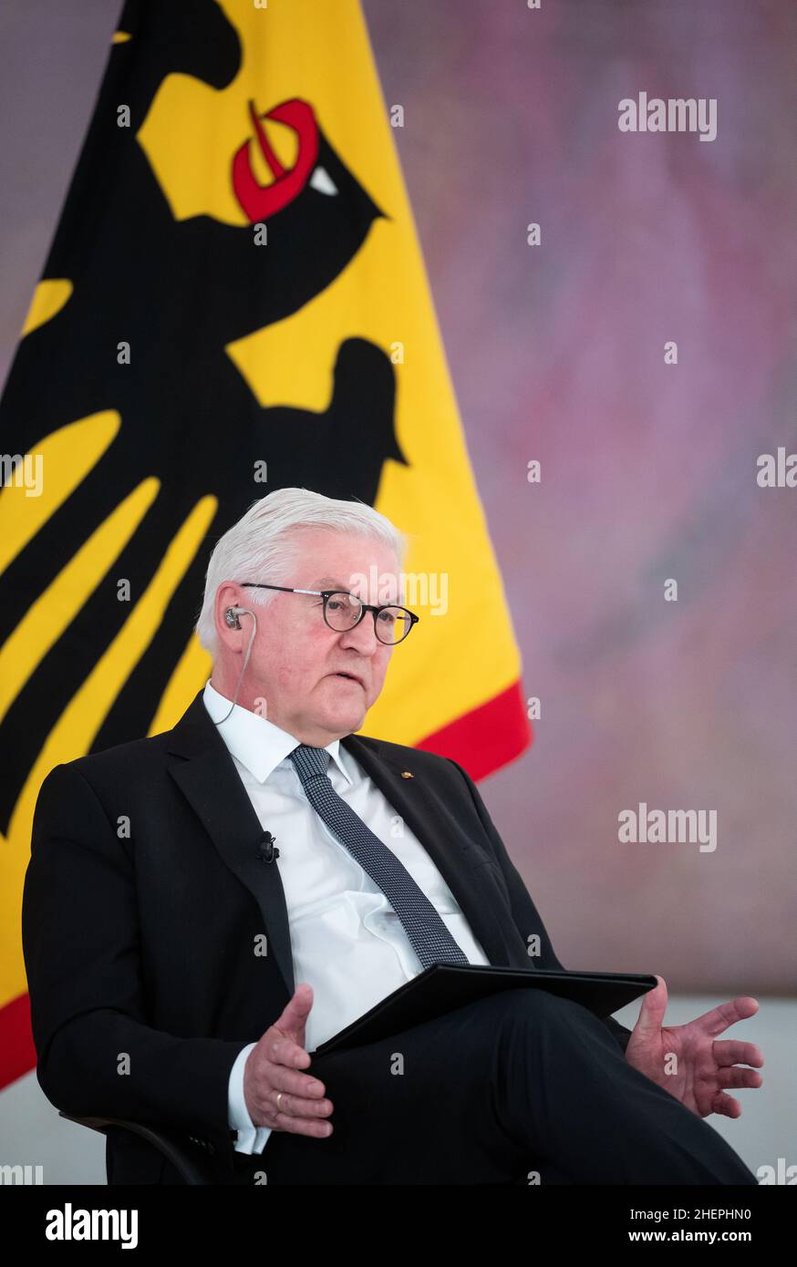 Berlin, Allemagne.12th janvier 2022.Le président fédéral Frank-Walter Steinmeier discute des avantages et des inconvénients de la vaccination obligatoire pour surmonter la pandémie de Covid 19 en Allemagne avec des invités au Bellevue Palace, ainsi que des participants connectés numériquement.Les invités comprennent des personnes qui ont écrit des lettres au président fédéral pour expliquer pourquoi ils s'opposeraient à une exigence générale de vaccination, ainsi que des citoyens qui ont été particulièrement contestés dans leur profession au cours des derniers mois de la pandémie.Credit: Bernd von Jutrczenka/dpa/Alamy Live News Banque D'Images