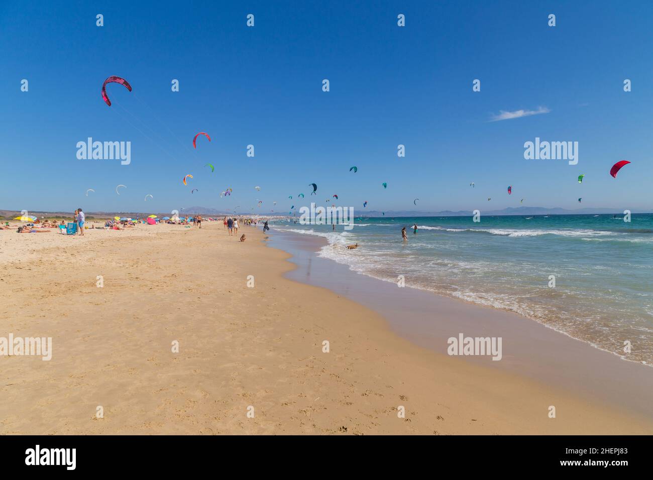 Tarifa, Espagne - 15 août 2021 : kite surf à Tarifa, Espagne.Tarifa est les  endroits les plus populaires en Espagne pour le kitesurf Photo Stock - Alamy