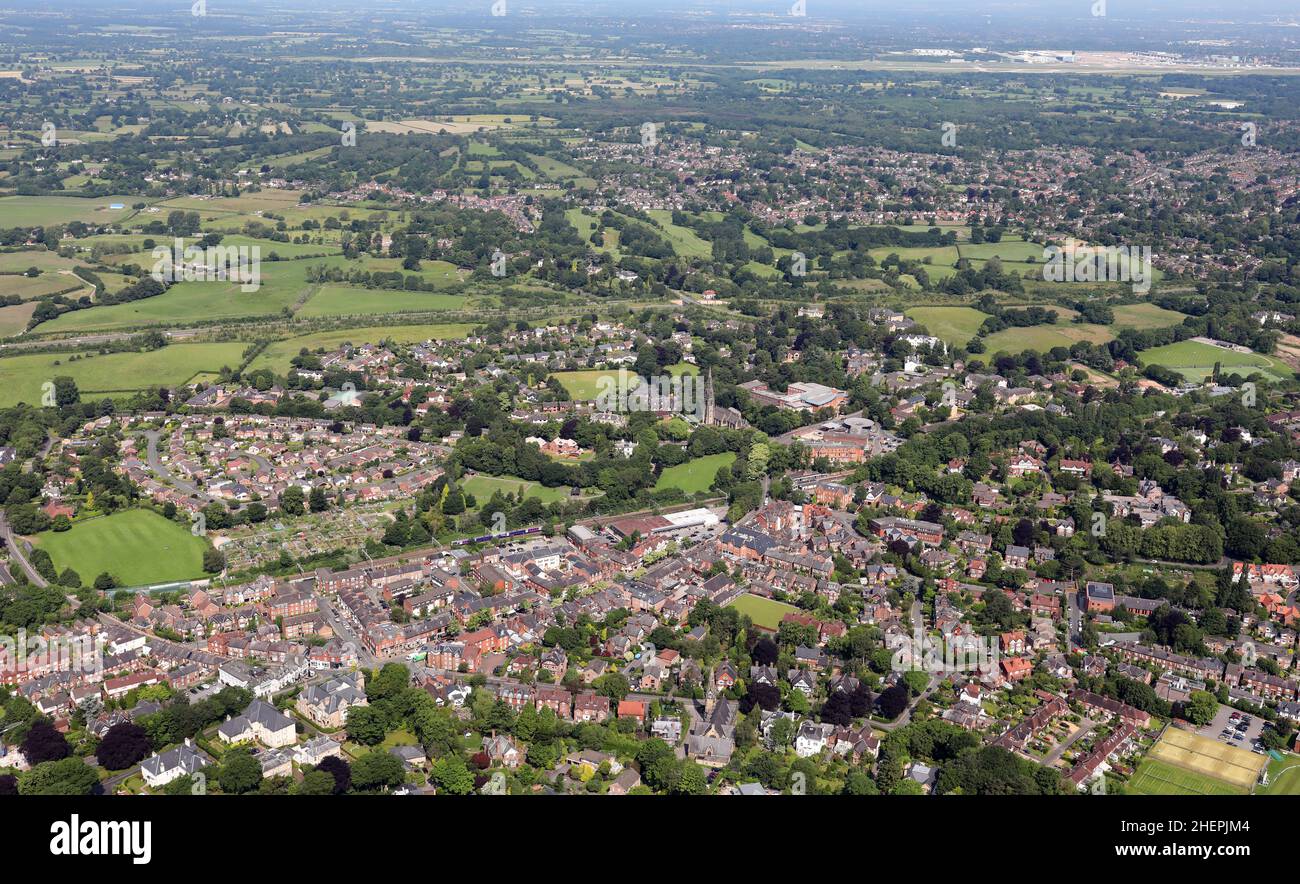 Vue aérienne de la ville d'Alderley Edge à Cheshire.Cette vue vers le nord jusqu'à l'aéroport de Manchester. Banque D'Images