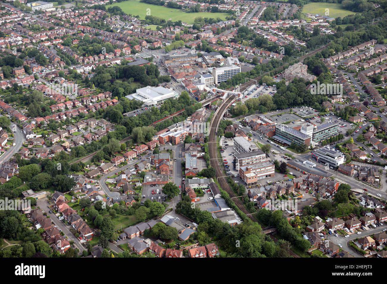 Vue aérienne du centre-ville de Cheadle Hulme en regardant vers le nord avec Station Road et la ligne de chemin de fer à droite Banque D'Images