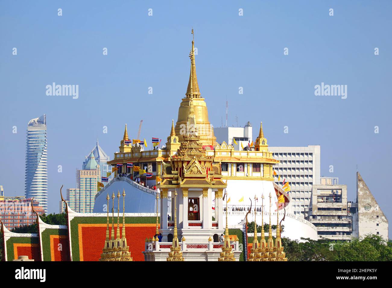 Vue imprenable sur Phu Khao Thong (Mont d'or) du temple de Wat Saket avec les pointes de Loha Prasat (Château de fer) du temple de Wat Ratchanatdaram Banque D'Images