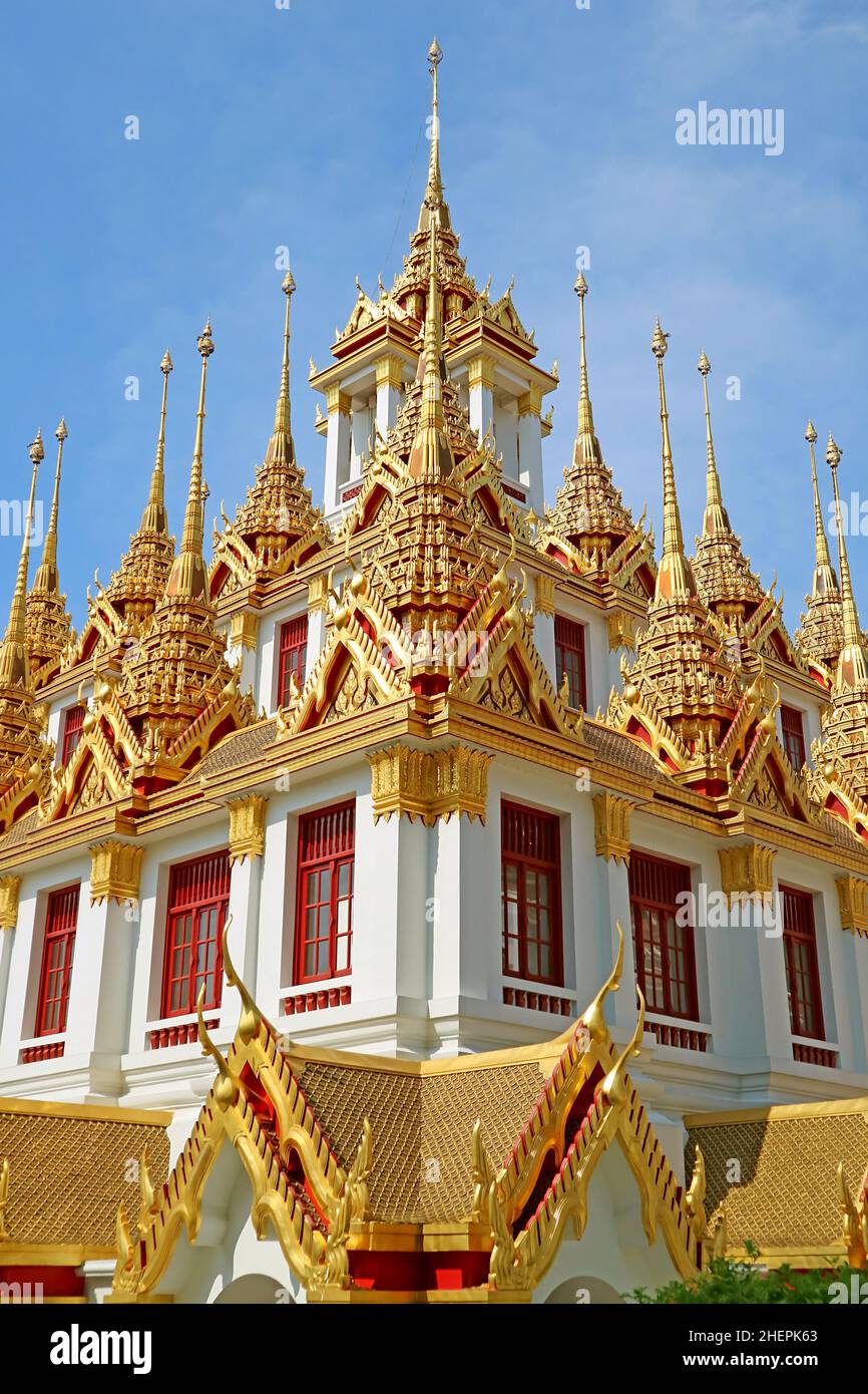 Incroyables pics d'or de l'historique Loha Prasat (château de fer) à l'intérieur du temple Wat Ratchanatdaram, vieille ville de Bangkok, Thaïlande Banque D'Images