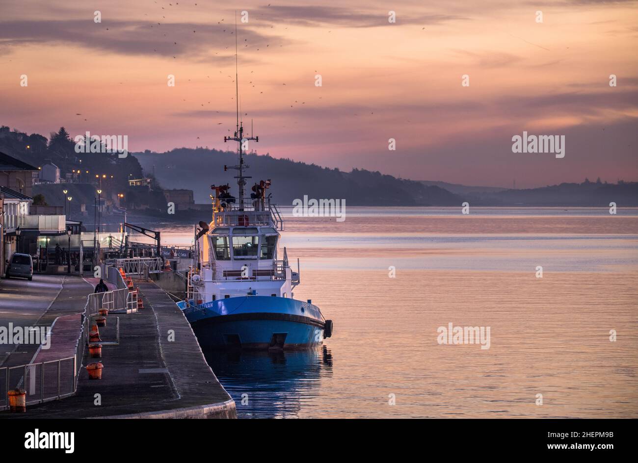 Cobh, Cork, Irlande.12th janvier 2022.Le remorqueur Gerry O'Sullivan s'est amarré au quai en eau profonde avant l'aube à Cobh, Co. Cork, Irlande.- crédit; David Creedon / Alamy Live News Banque D'Images