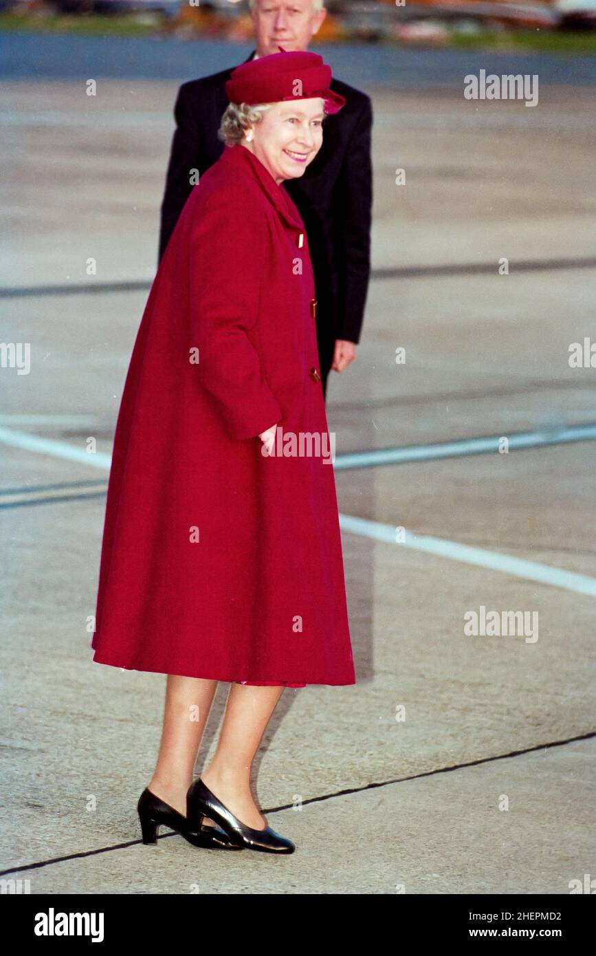 La reine Elizabeth II arrive à l'aéroport de Heathrow le 7th octobre 1993 sur son vol royal Banque D'Images