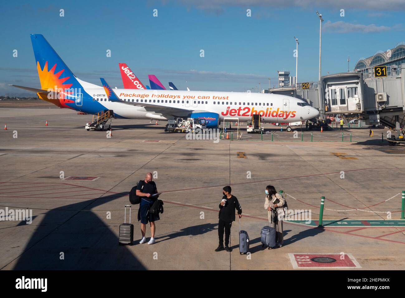 Aéroport d'Alicante Elche.Passagers se trouvant à pied jusqu'à un avion, avec Jet2holidays Boeing 737 en stand.Costa Blanca, Espagne, UE.Marquage des forfaits vacances Banque D'Images