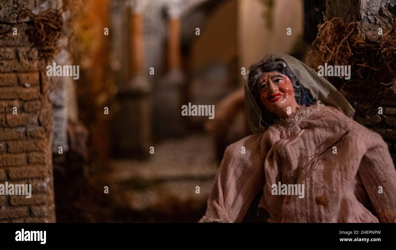 Détail de la scène de Nativité : femme souriante Banque D'Images