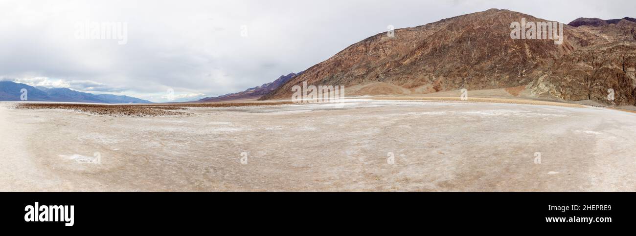 Badwater dans la vallée de la mort, le paysage le plus profond des Etats-Unis, un lac de saltern séché Banque D'Images