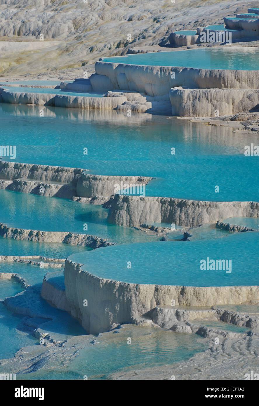 Pamukkale, (château de coton) sources chaudes naturelles de travertin piscines et terrasses de minéraux thermaux, Denizli, Turquie.Pammukale, à l'origine la ville grecque de Banque D'Images