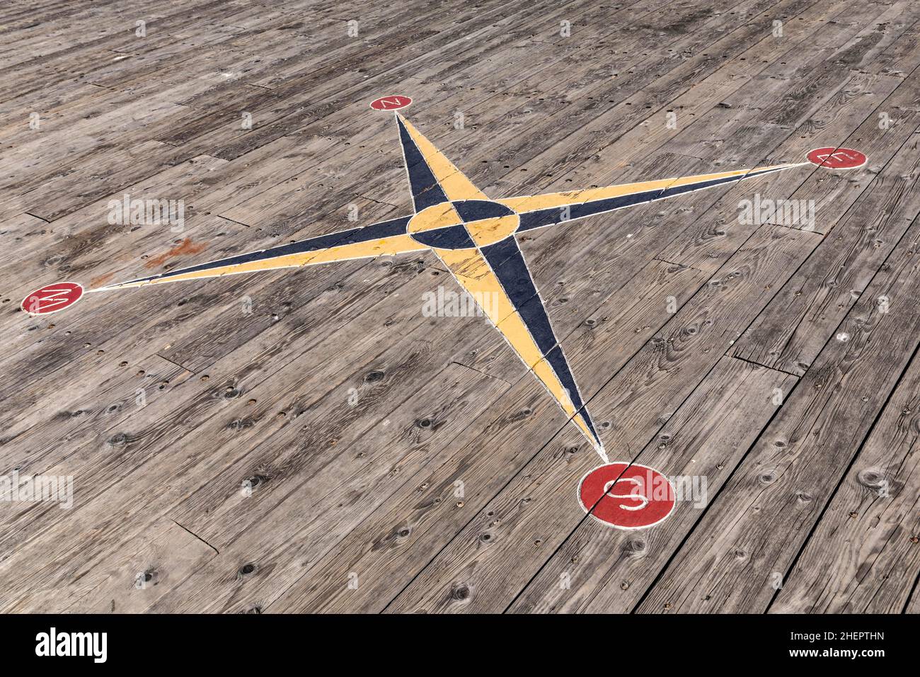 Rose vent peint sur d'anciennes planches en bois à l'embarcadère de Santa Barbara Banque D'Images