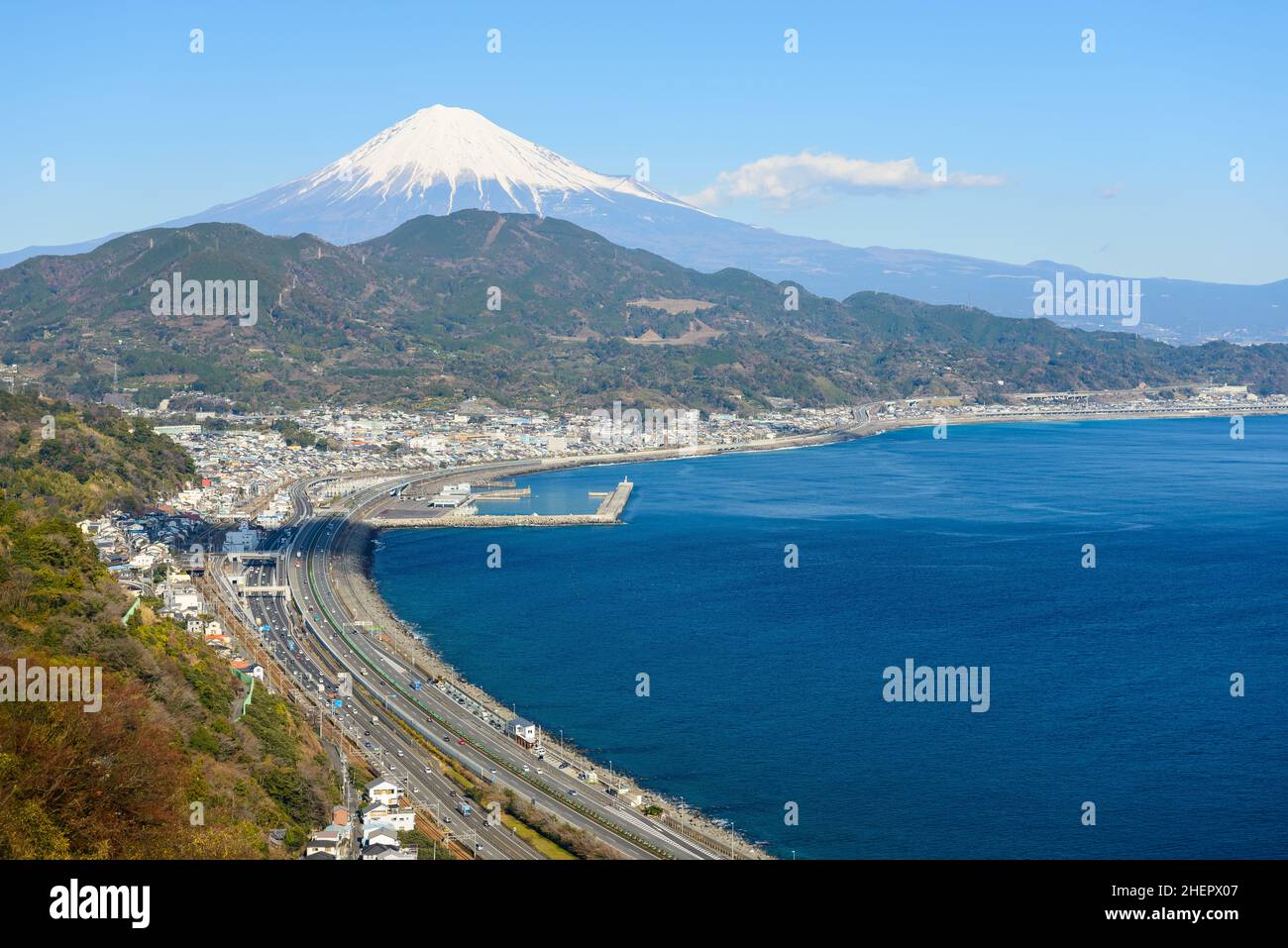 Mont Fuji et la côte depuis le col de Satta, préfecture de Shizuoka Banque D'Images