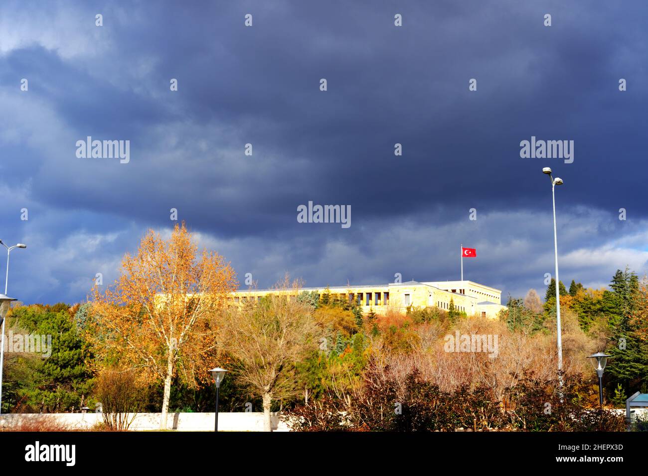 Nuages sombres au-dessus du mausolée des Ataturks -Anitkabir- derrière les arbres Banque D'Images Nuages sombres au-dessus du mausolée des Ataturks -Anitkabir- derrière les arbres Banque D'Images