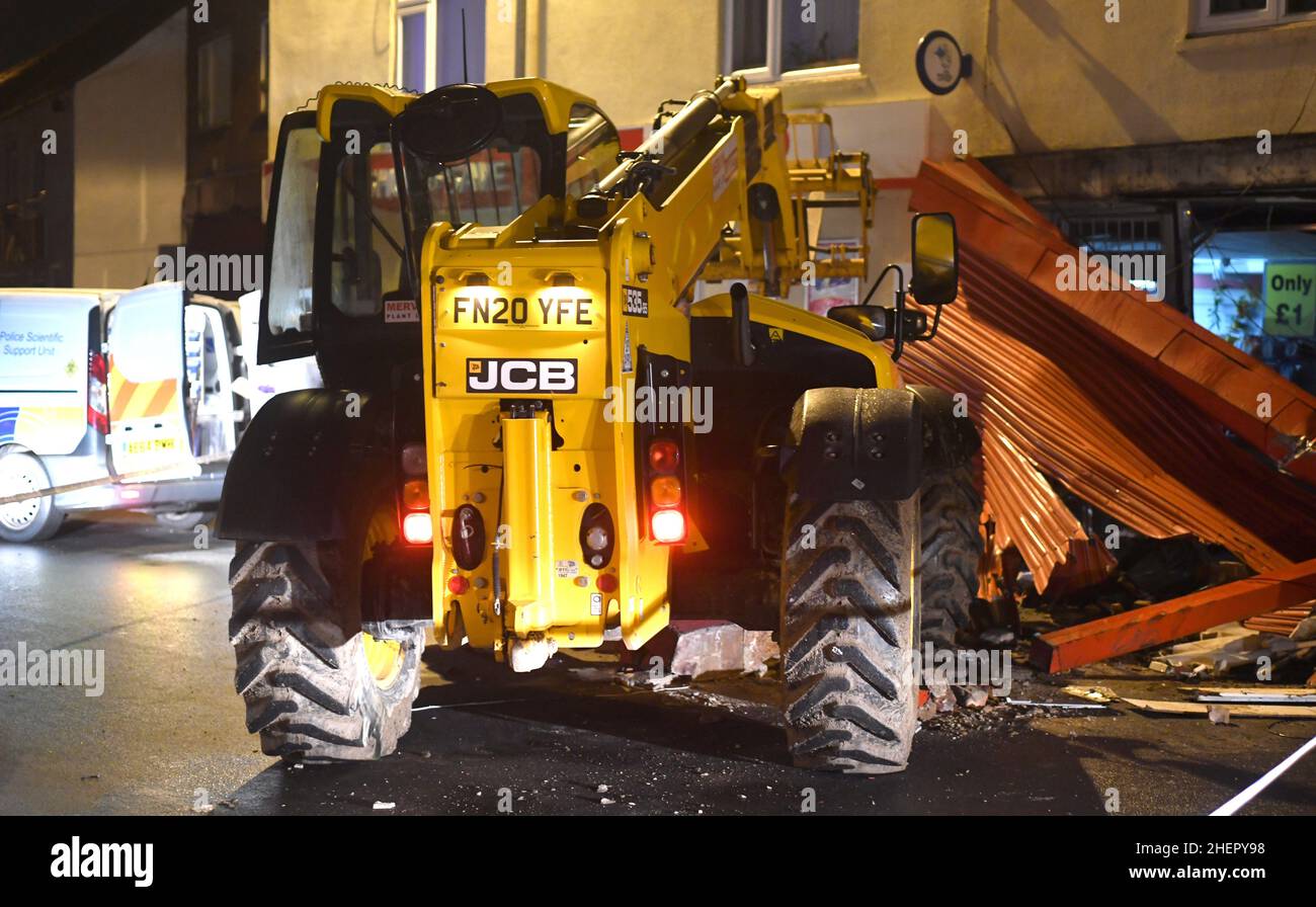 Un chargeur bas JCB à l'extérieur du bureau de poste de Walsoken à Wisbech après un RAID en rame dans les premières heures de ce matin.La police de Cambridgeshire croit que l'incident est lié à un autre vol d'ATM à Yaxley la nuit dernière et à des incidents similaires à Chatteris et à Cambridge la semaine dernière.Date de la photo: Mercredi 12 janvier 2022. Banque D'Images