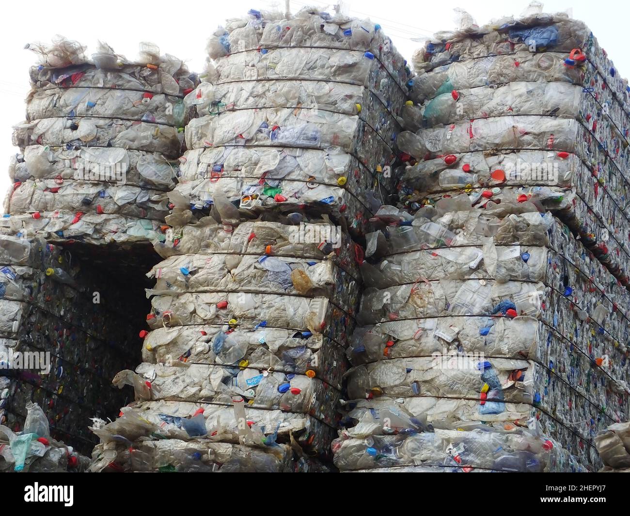 YICHANG, CHINE - 12 JANVIER 2022 - plusieurs bouteilles en plastique sont comprimées en forme de biscuits pour le transport dans une station de recyclage des déchets Banque D'Images