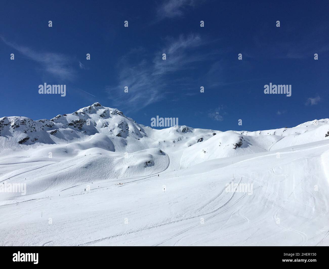 Vue sur les montagnes des alpes à Ischgl avec ciel bleu Banque D'Images