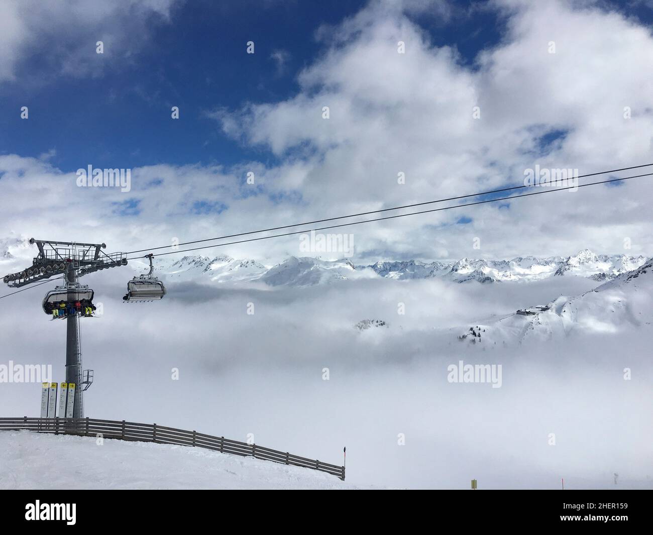 Vue sur les montagnes des alpes à Ischgl avec ascenseur pour les pistes de ski Banque D'Images