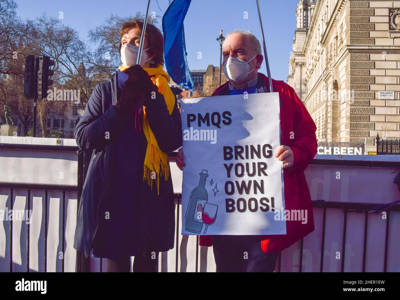 Londres, Royaume-Uni 12th janvier 2022.Manifestants sur la place du Parlement.Les manifestants se sont rassemblés à Westminster devant les QPM alors que la pression monte sur Boris Johnson au sujet des parties en confinement à la rue Downing no 10.Credit: Vuk Valcic / Alamy Live News Banque D'Images