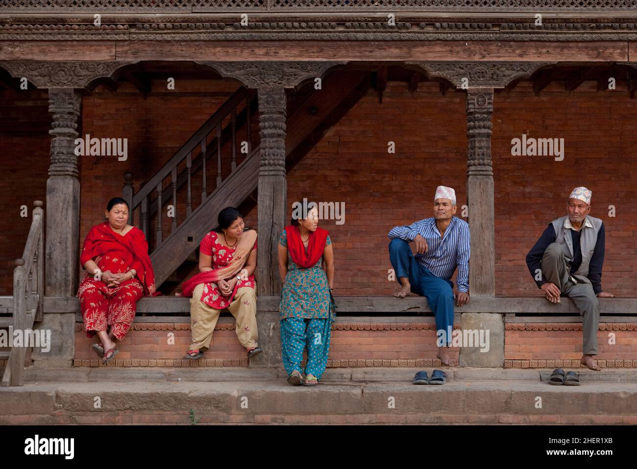 Les habitants de la région profitent d'un peu de temps à Durbar Square, Bhaktapur, pendant les festivités du nouvel an népalais (Bisket Jatra). Banque D'Images