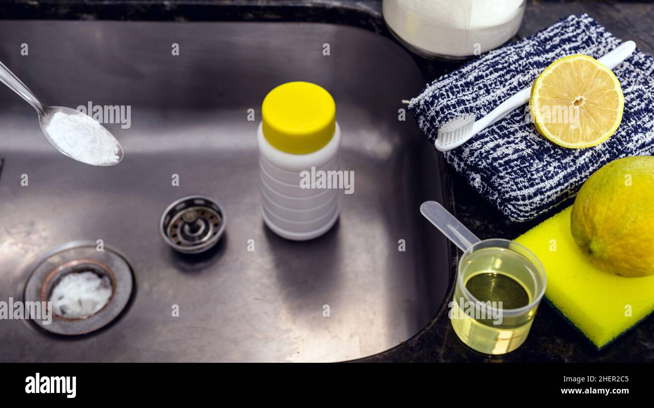 évier de cuisine bouché, tuyau sale nettoyé à la maison avec du bicarbonate  de soude, du citron et du vinaigre Photo Stock - Alamy