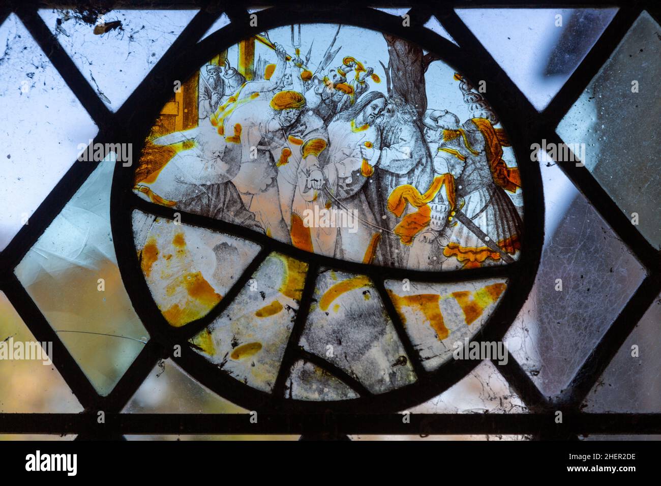 Fragments médiévaux de vitraux dans la fenêtre de l'église, Polstead, Suffolk, Angleterre, Royaume-Uni Judas trahir Jésus avec un baiser Banque D'Images