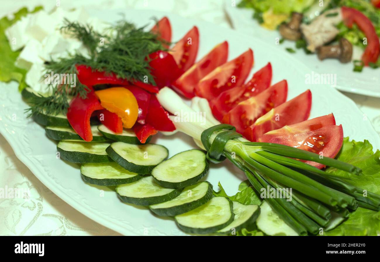 Hors-d'œuvre de légumes coupés, légumes verts et fromage Banque D'Images