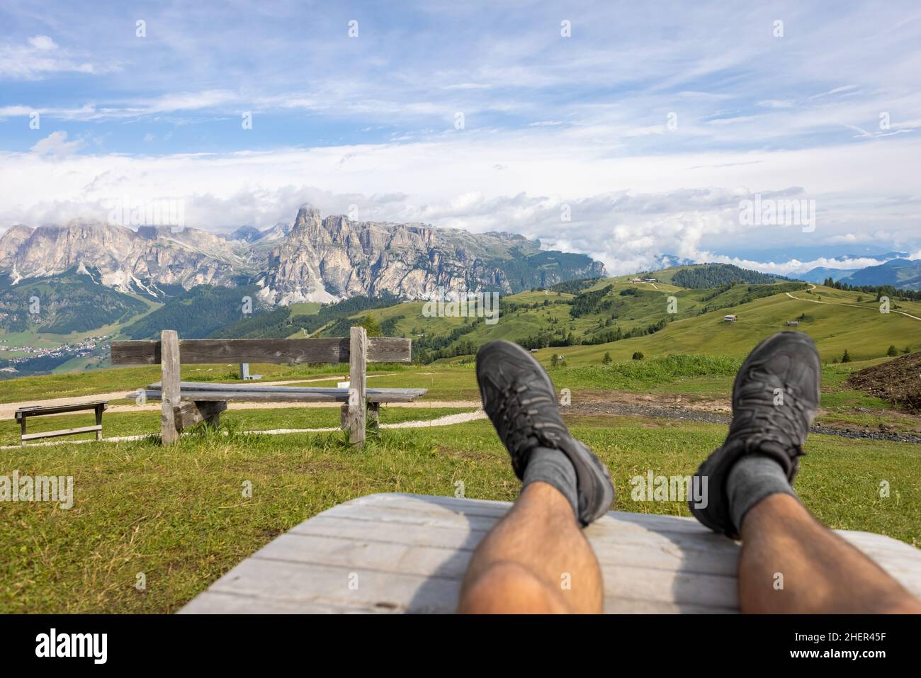 Randonneur prenant une pause en face d'un panorama de montagne Banque D'Images
