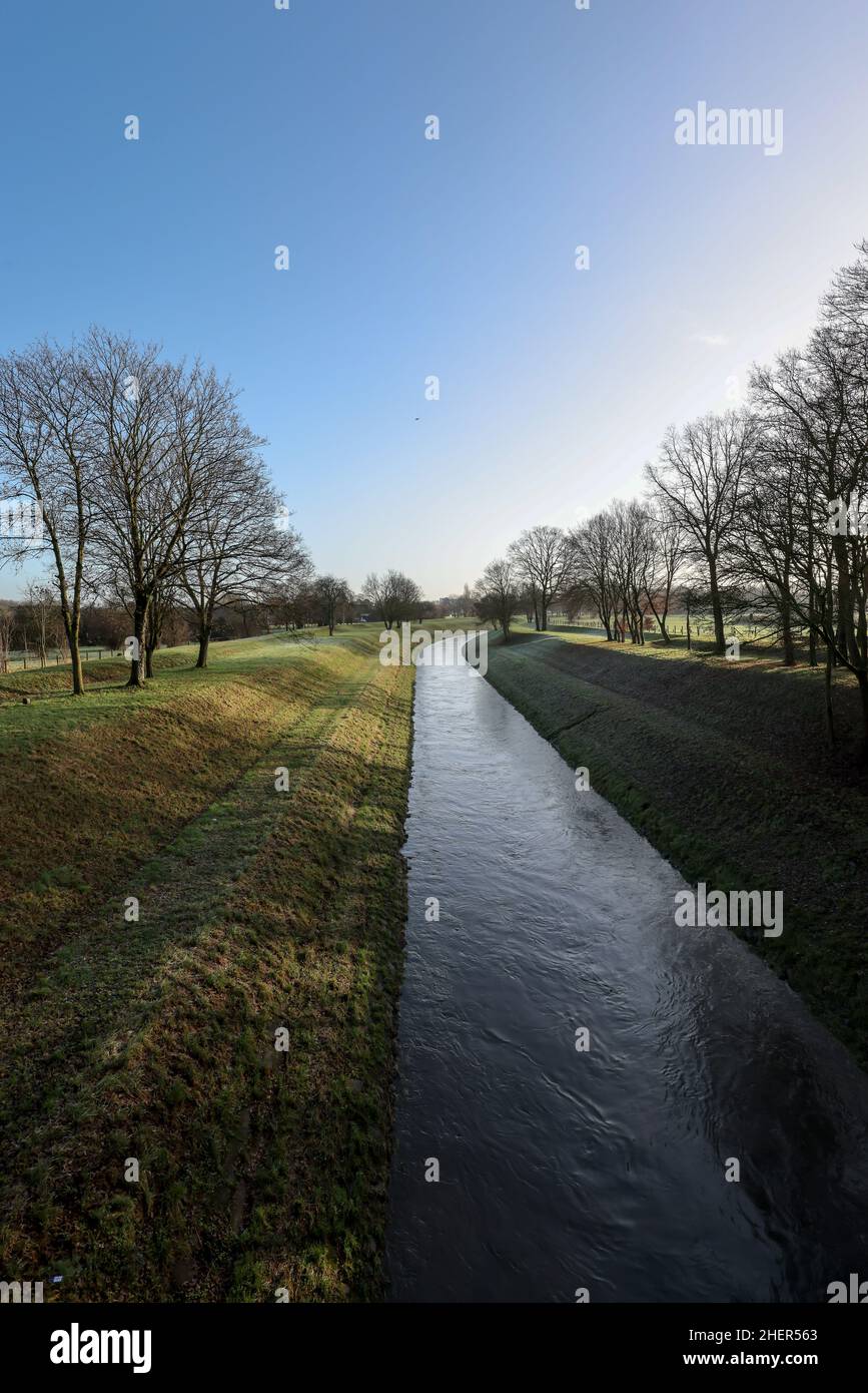 Dinslaken, Rhénanie-du-Nord-Westphalie, Allemagne - le fleuve Emscher est totalement exempt d'eaux usées depuis janvier 2022 après la construction de Banque D'Images