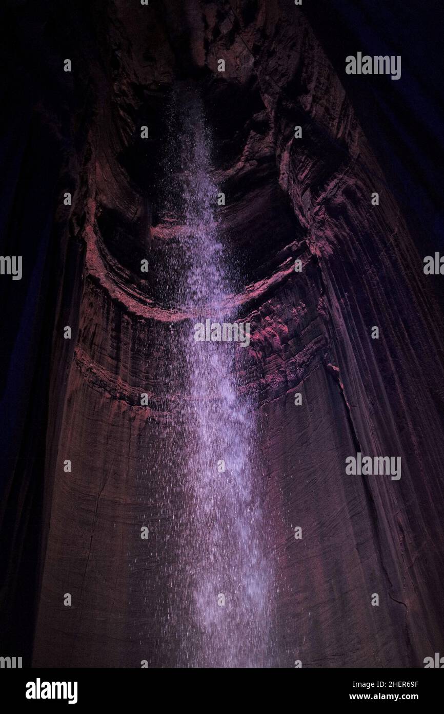 Ruby Falls abrite la plus haute et la plus profonde cascade souterraine ouverte au public aux États-Unis. Banque D'Images