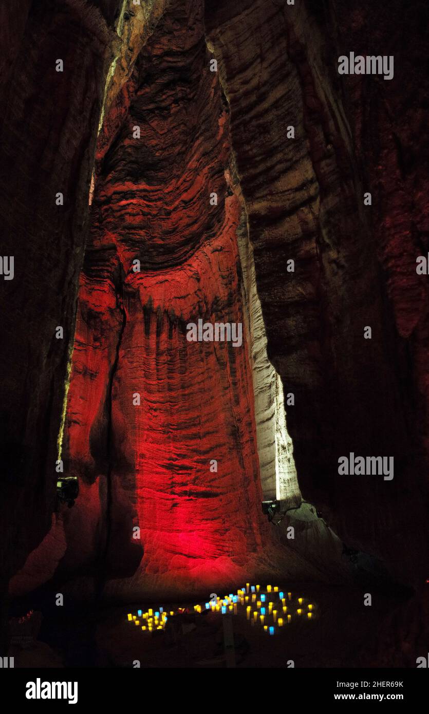 Des bougies éclairent le temple de Salomon le jour de la découverte à Ruby Falls, où se trouve la plus haute et la plus profonde cascade souterraine ouverte au public aux États-Unis Banque D'Images