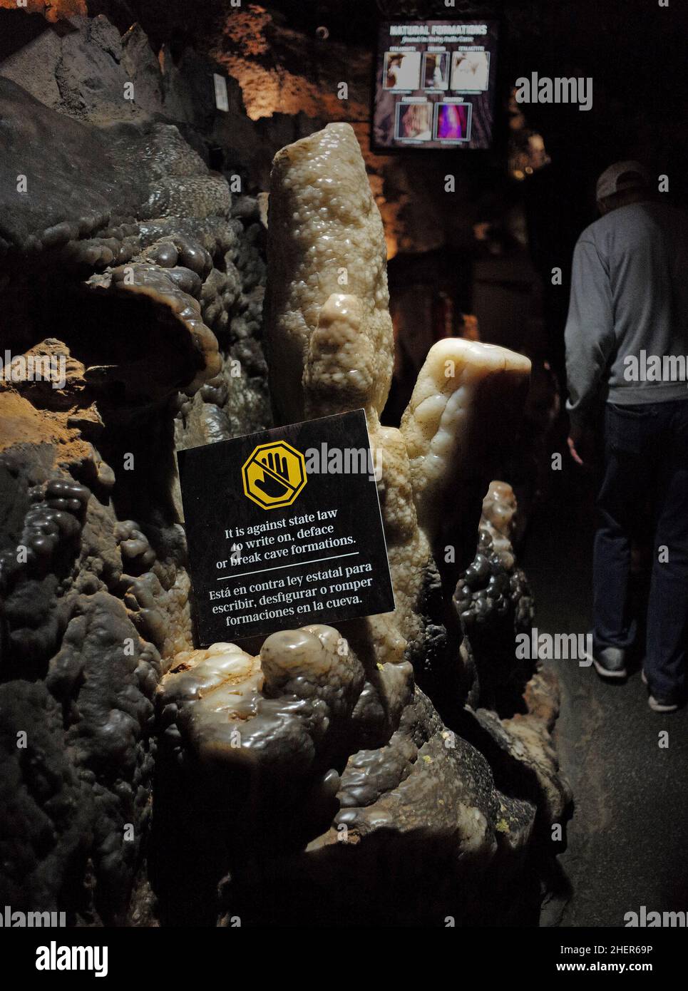 Un panneau avertit les visiteurs des grottes il est illégal de toucher ou de nuire aux formations des grottes de Ruby Falls. Banque D'Images