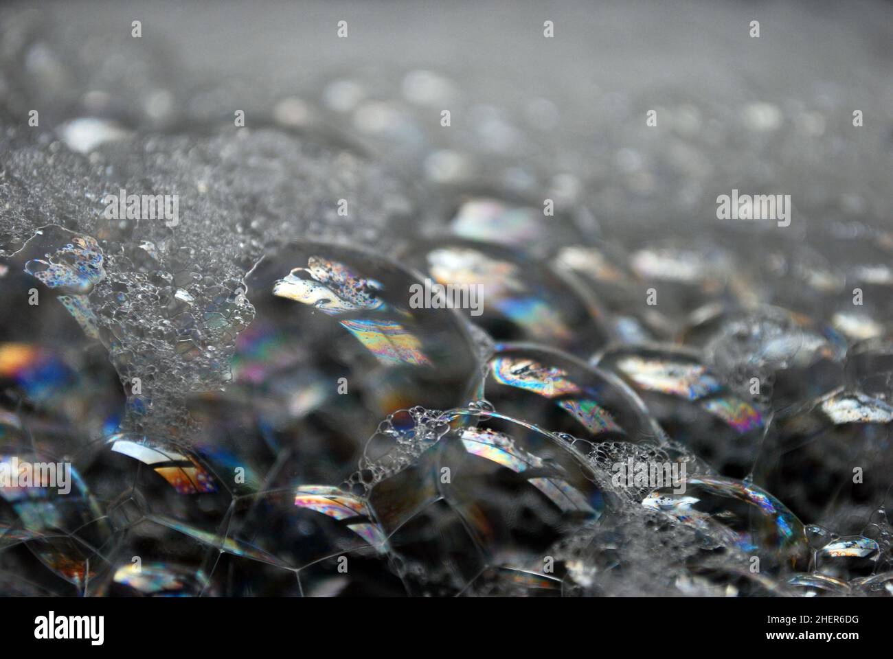 Résumé gros plan de quelques bulles de savon avec des reflets de couleur arc-en-ciel Banque D'Images