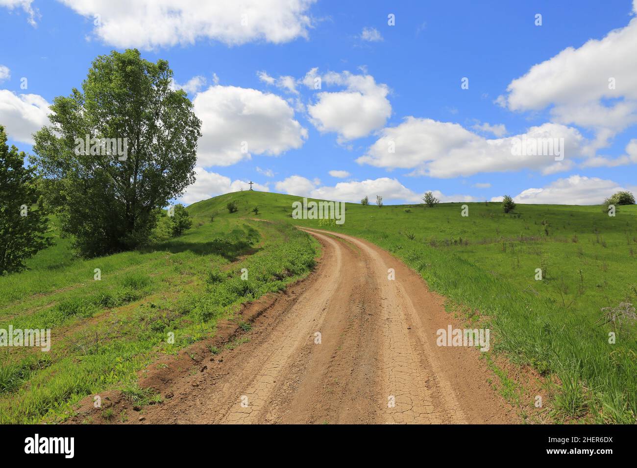 Beau paysage avec la rue de la rue en steppe Banque D'Images