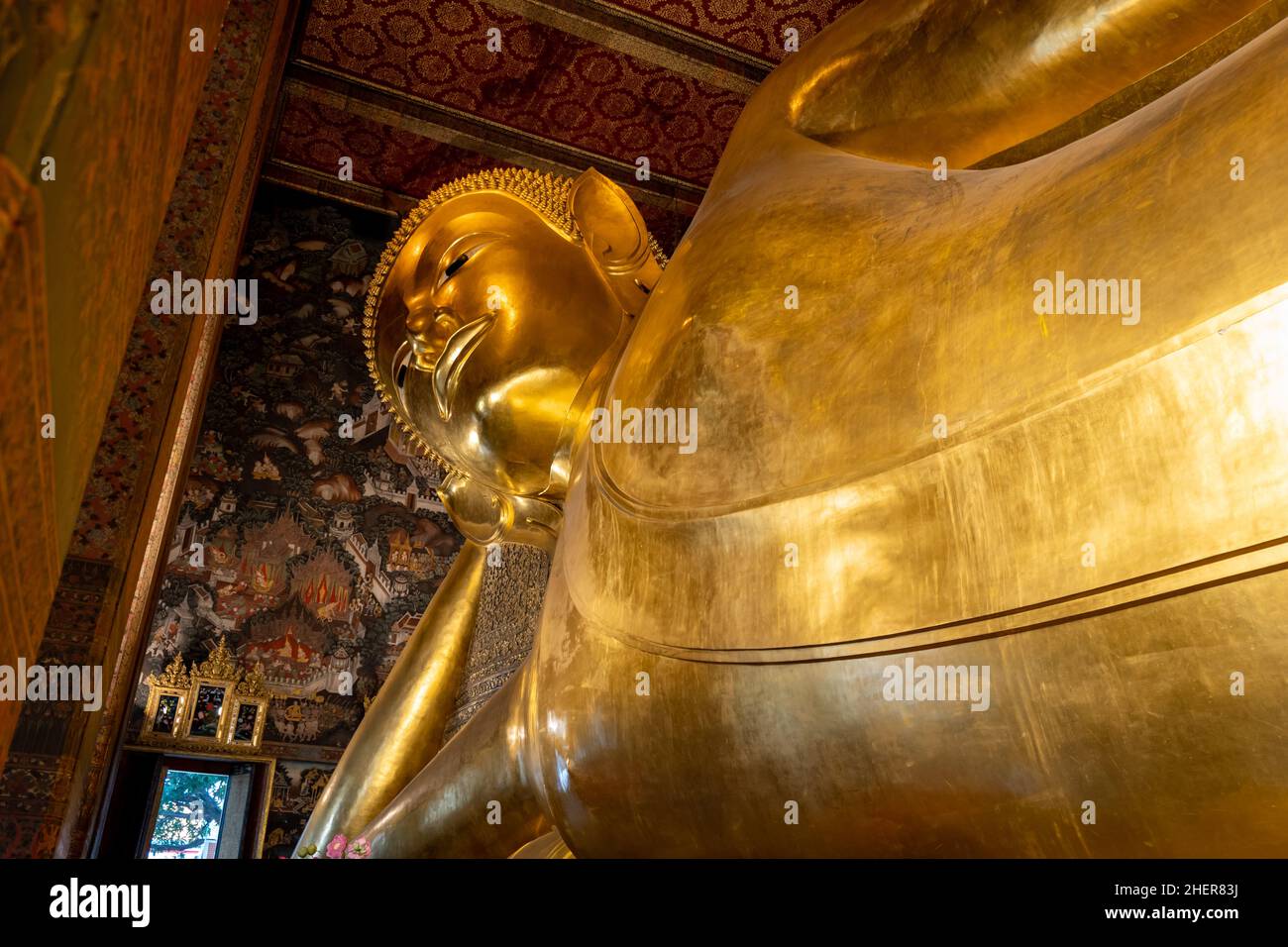 Statue de Bouddha inclinable à Wat Pho, un célèbre complexe de temples bouddhistes à Bangkok, en Thaïlande. Banque D'Images