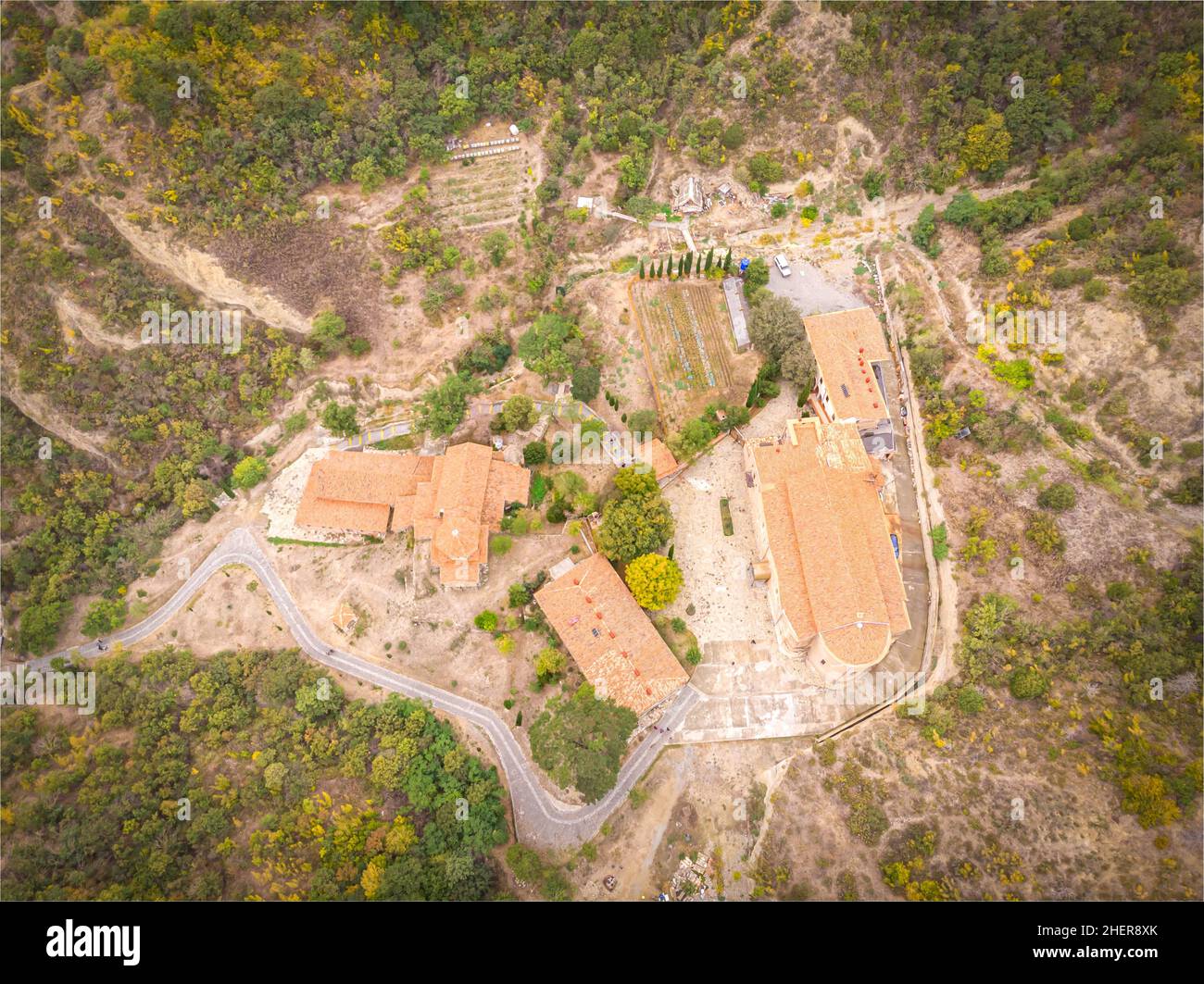 Vue aérienne vers les bâtiments du monastère orthodoxe Shio-Mgvime en Géorgie.Caucase Banque D'Images